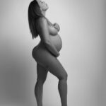 Kim Glow Instagram - "À huit mois et demi de grossesse, je célèbre la beauté de la maternité à travers l'art du nu. Cette photo incarne la grâce et la force du corps d'une femme enceinte, et rappelle à tous que notre corps est une œuvre d'art en constante évolution. La maternité est une expérience puissante, et il n'y a aucune honte à embrasser cette transformation. Laissons de côté les jugements et apprécions la beauté de la vie qui grandit en moi. 💖 📸 @marcaurelphotography quel photographe, talentueux 🤩 #MaternitéArtistique #BeautéEnceinte #pregnancy #pregnant #kimglow
