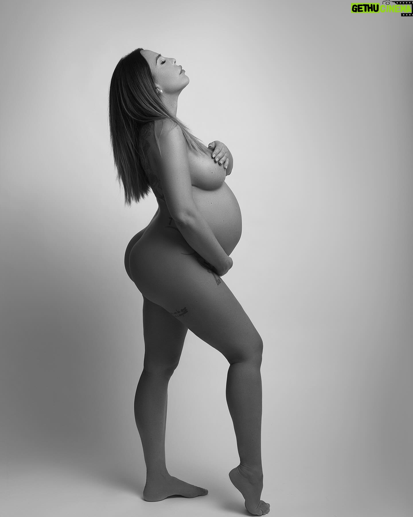 Kim Glow Instagram - "À huit mois et demi de grossesse, je célèbre la beauté de la maternité à travers l'art du nu. Cette photo incarne la grâce et la force du corps d'une femme enceinte, et rappelle à tous que notre corps est une œuvre d'art en constante évolution. La maternité est une expérience puissante, et il n'y a aucune honte à embrasser cette transformation. Laissons de côté les jugements et apprécions la beauté de la vie qui grandit en moi. 💖 📸 @marcaurelphotography quel photographe, talentueux 🤩 #MaternitéArtistique #BeautéEnceinte #pregnancy #pregnant #kimglow