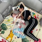 Kim Glow Instagram - Qui aurait cru que ma vie trépidante et pleine de luxe d’avant me conduirait à trouver le bonheur dans les moments simples avec ma fille dans notre parc de jeux à la maison ? Ces instants précieux valent bien que tous les voyages que Je faisais et mon monde de paillettes blingbling . (certes, dès que je me sentirais prête, nous reprendrons les voyages avec ma fille) pour l’instant je la trouve encore un peu petite 🤍 #MomentsPrécieux #BébéBonheur #motherdaughter #babygirl