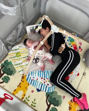 Kim Glow Instagram - Qui aurait cru que ma vie trépidante et pleine de luxe d’avant me conduirait à trouver le bonheur dans les moments simples avec ma fille dans notre parc de jeux à la maison ? 
Ces instants précieux valent bien   que tous les voyages que Je faisais et mon monde de paillettes blingbling .
(certes, dès que je me sentirais prête, nous reprendrons les voyages avec ma fille) pour l’instant je la trouve encore un peu petite 🤍

 #MomentsPrécieux #BébéBonheur #motherdaughter #babygirl