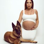 Kim Glow Instagram - Mon Malinois Thaïger sera bien plus qu'un ami à quatre pattes pour ma fille. Il sera son grand frère protecteur, son confident, son complice de jeux. Ces instants partagés en famille, où nous préparons ensemble l'arrivée de notre nouvelle petite merveille, sont le prélude d'une aventure extraordinaire qui nous attend. 🐾 📸: tellement de belles photos, souvenirs pour la vie grâce a @marcaurelphotography 😍 #pregnancy #pregnant #malinois #bergerbelge #ComplicitéCanine @thaigerglow