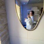 Kim Glow Instagram – 🌸 Post-partum glow! 🤱✨ Un mois et demi après avoir accueilli notre petit trésor, je célèbre non seulement ma fierté d’avoir retrouvé ma silhouette, mais aussi la réalité que le chemin vers la fermeté nécessite du temps et des efforts. 💪 Après une année sans sport, je me lance prochainement dans le renforcement musculaire Les nuits blanches et la fatigue sont de fidèles compagnons, mais je compte bien me remuscler bientôt!

Aujourd’hui, c’est une pause bien méritée au spa, avec massages apaisants. Parce qu’en tant que maman, prendre soin de soi est aussi essentiel. 🌿💖

 #PostPartumJourney #SelfLove