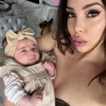 Kim Glow Instagram – Bonne année à chacun d’entre vous ! Que cette nouvelle année soit remplie de joie, de succès et de moments inoubliables 
Puissiez-vous réaliser vos rêves et relever tous les défis avec courage. 
Que la santé, la prospérité et le bonheur vous accompagnent tout au long de 2024. 

Cependant, mon cœur est un peu triste, car le pays que j’ai tant aimé, la France, est devenu un lieu où l’insécurité règne. On ne peut plus célébrer le Nouvel An sans penser à se protéger proteger sa maison ext…, entourés d’amis, de chiens, de sécurité armée , alarme, caméra, et tous les attirails …
C’est triste de voir un tel changement, et dès que mes projets actuels prendront fin, je partirai rapidement, déçue de la peur que ce pays a engendrée en moi

#happynewyear #happynewyear2024 #2024 #babygirl #newborn #bebe #kimglow #taliaglow