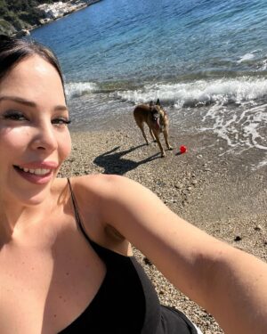 Kim Glow Instagram - Ma fille fait enfin ses nuits ce qui signifie moins de fatigue et   de temps pour sortir et savourer des moments précieux avec mon Thaïger 💤🐾 Il est toujours là, prêt à partager l’amour et l’aventure, faisant partie intégrante de notre famille. 💙

#malinois #bergerbelgemalinois #dog #dogsofinstagram #malinoislovers