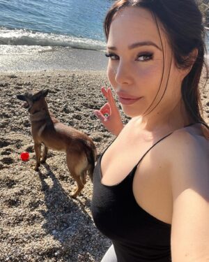 Kim Glow Instagram - Ma fille fait enfin ses nuits ce qui signifie moins de fatigue et   de temps pour sortir et savourer des moments précieux avec mon Thaïger 💤🐾 Il est toujours là, prêt à partager l’amour et l’aventure, faisant partie intégrante de notre famille. 💙

#malinois #bergerbelgemalinois #dog #dogsofinstagram #malinoislovers