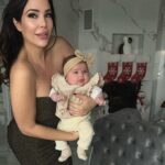 Kim Glow Instagram – Bonne année à chacun d’entre vous ! Que cette nouvelle année soit remplie de joie, de succès et de moments inoubliables 
Puissiez-vous réaliser vos rêves et relever tous les défis avec courage. 
Que la santé, la prospérité et le bonheur vous accompagnent tout au long de 2024. 

Cependant, mon cœur est un peu triste, car le pays que j’ai tant aimé, la France, est devenu un lieu où l’insécurité règne. On ne peut plus célébrer le Nouvel An sans penser à se protéger proteger sa maison ext…, entourés d’amis, de chiens, de sécurité armée , alarme, caméra, et tous les attirails …
C’est triste de voir un tel changement, et dès que mes projets actuels prendront fin, je partirai rapidement, déçue de la peur que ce pays a engendrée en moi

#happynewyear #happynewyear2024 #2024 #babygirl #newborn #bebe #kimglow #taliaglow