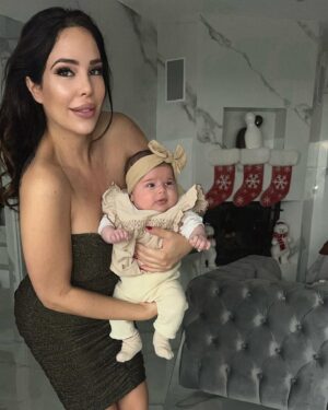 Kim Glow Instagram - Bonne année à chacun d’entre vous ! Que cette nouvelle année soit remplie de joie, de succès et de moments inoubliables 
Puissiez-vous réaliser vos rêves et relever tous les défis avec courage. 
Que la santé, la prospérité et le bonheur vous accompagnent tout au long de 2024. 

Cependant, mon cœur est un peu triste, car le pays que j’ai tant aimé, la France, est devenu un lieu où l’insécurité règne. On ne peut plus célébrer le Nouvel An sans penser à se protéger proteger sa maison ext…, entourés d’amis, de chiens, de sécurité armée , alarme, caméra, et tous les attirails …
C’est triste de voir un tel changement, et dès que mes projets actuels prendront fin, je partirai rapidement, déçue de la peur que ce pays a engendrée en moi

#happynewyear #happynewyear2024 #2024 #babygirl #newborn #bebe #kimglow #taliaglow