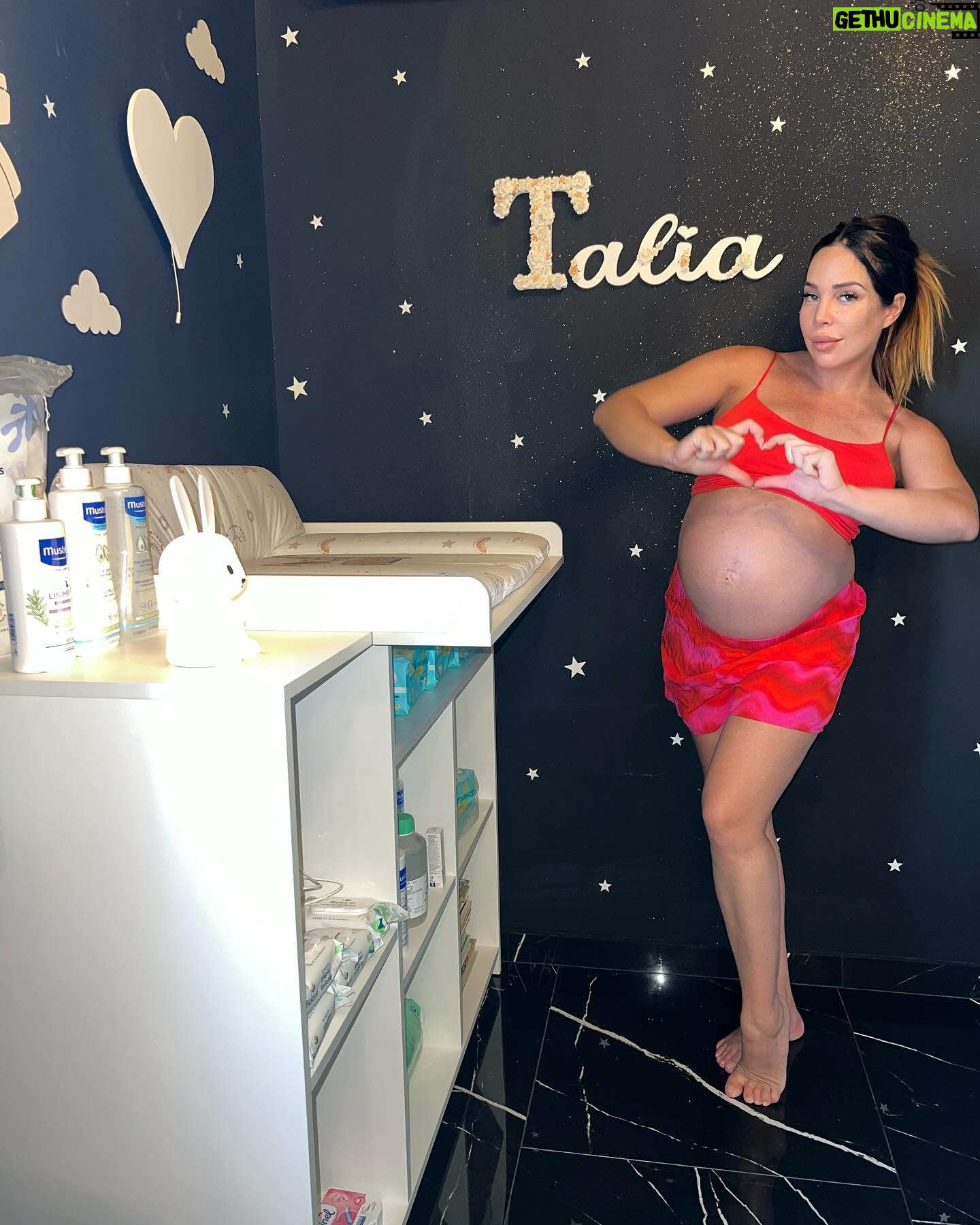 Kim Glow Instagram - "La magie de la préparation de sa chambre a pris le dessus sur mon plan initial de garder son prénom secret jusqu'à sa naissance… En décorant avec tendresse et en accrochant son prénom au mur, j'ai ressenti le besoin de partager ce moment spécial avec vous aujourd'hui. Voici donc notre petite étoile, Talia, dont le nom brille déjà dans nos vies. 💫✨ #Talia #taliaglow #babyroomdecor #pregnancy #pregnant L’écriture du prénom m’a gentiment été offerte par @fabrici.creations merci pour ce beau cadeau 🎁 🤍 #partenariatnonrémunéré