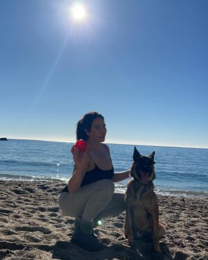 Kim Glow Instagram - Ma fille fait enfin ses nuits ce qui signifie moins de fatigue et   de temps pour sortir et savourer des moments précieux avec mon Thaïger 💤🐾 Il est toujours là, prêt à partager l’amour et l’aventure, faisant partie intégrante de notre famille. 💙

#malinois #bergerbelgemalinois #dog #dogsofinstagram #malinoislovers