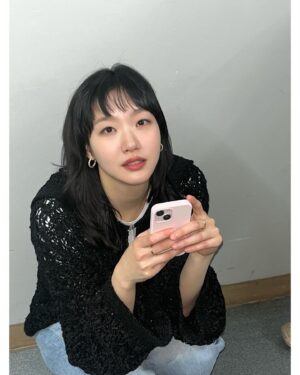 Kim Go-eun Instagram - 모두들.. 너무 고맙습니다.. 🥹
정말 더 열심히 잘 살게요 🙏🏻❤️