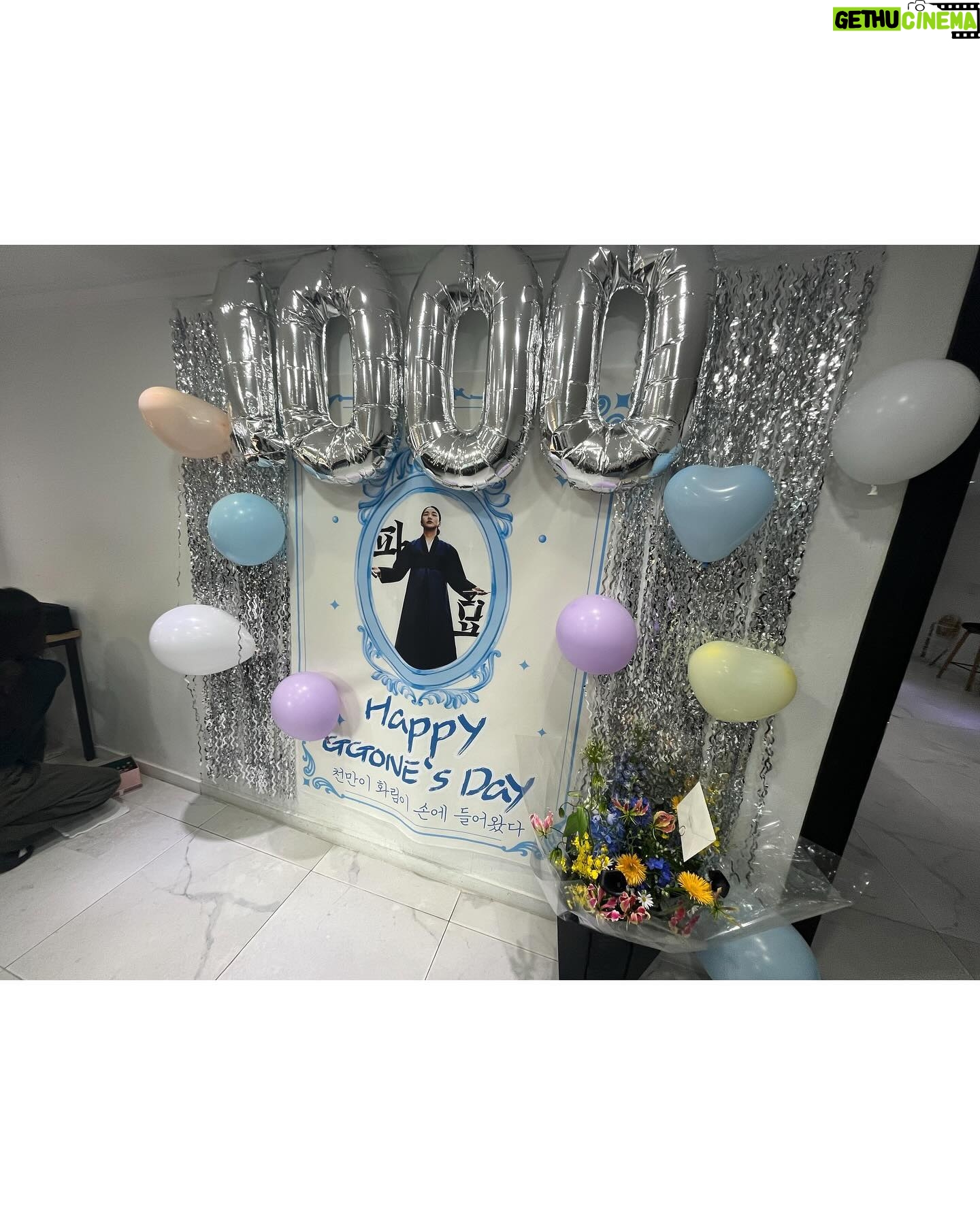 Kim Go-eun - 641.7K Likes - 모두들.. 너무 고맙습니다.. 🥹
정말 더 열심히 잘 살게요 🙏🏻❤️