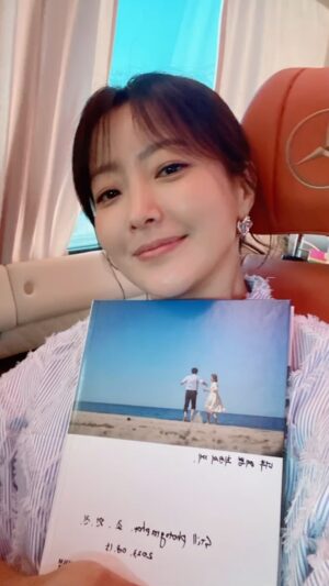 Kim Hee-seon Instagram - 우리 영화 <달짝지근해:7510> 조원진 스틸촬영기사님이 🧡 만들어주신 포토북👍 정말 너무 감사합니다🙏촬영할때 기억과 추억이 또 새록새록🥹😍🌸