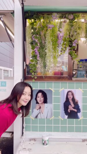Kim Hee-seon Instagram - MBC <내일> 의  BIG OCEAN -신인수 대표님🩵
오늘도 따뜻한 마음 전달이요🙏 요즘 몸과 마음이 살짝 지쳐있었는데 🤪 맛있는 도넛이랑 커피마시구 충전충전충전충전충전🔋고맙습니다🙏사랑합니다😋🥤