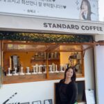 Kim Hee-seon Instagram - 사랑하는 혜교동생이~ 언니 촬영장에 🇫🇷 Paris를 옮겨놓았네요🥐 세상에서 제일 예쁜 커피차🥤오늘 받아봄✌️이렇게 맛있는 크로플 붕어빵은 처음 먹어봐요😍혜교덕에 오늘도 든든한 촬영장🫡제일이뿐 동생~마음도 착한동생 ~요런동생 있다는거 부럽죠부럽죠~?😏😎유훗🤭
