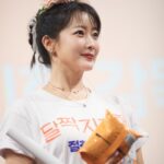 Kim Hee-seon Instagram – 오늘 비도오고, 극장에서 달달한 영화 한편 어때요~?🤗#달짝지근해 🫶 영화보고 유쾌한일만 있기를 바래용🍭  관객분들은 그저 빛, 사랑입니다💛💋
