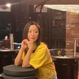 Kim Hee-seon Instagram - 오늘 우리 밥 한잔해요🍚🥂
장소는 tvN, 시간은  저녁 8시 40분 
기다릴게요, 이따 만나요❤️