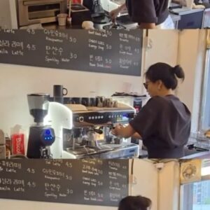 Kim Hee-seon Instagram - 나랑 커피 한잔 할래요? ☕️
Care for some coffee? 🥤