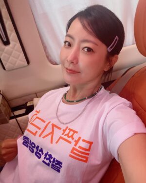 Kim Hee-seon Instagram - #달짝지근해 #달짝지근해7510 #달짝지근해무대인사 #달짝지근한금요일 🧡 용산 CGV 출근길✌️