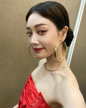 Kim Hieora Instagram - 오늘도 프리다! 
시간 금방가요
얼른 와요 여러분