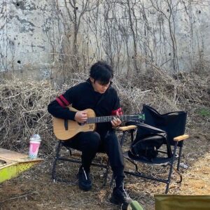 Kim Hieora Instagram - 열심히 운동하고 달리고 날았던 날들이여 안녕🫰🏻

항상 쉬지도 못하고 이리저리 뛰어다니며 멋지게 촬영을 해주신 모든 스텝분들과 배우분들도 고생많으셨어요 안녕🙏🏻
#경이로운소문2_카운터펀치