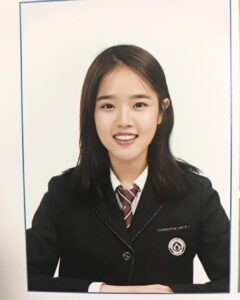 Kim Hyang-gi Instagram - #졸업 요즘 인스타 업로드할일이많다. 마지막 교복의 졸업앨범 . 친구들도 고맙고 선생님 너무 감사합니다🎊