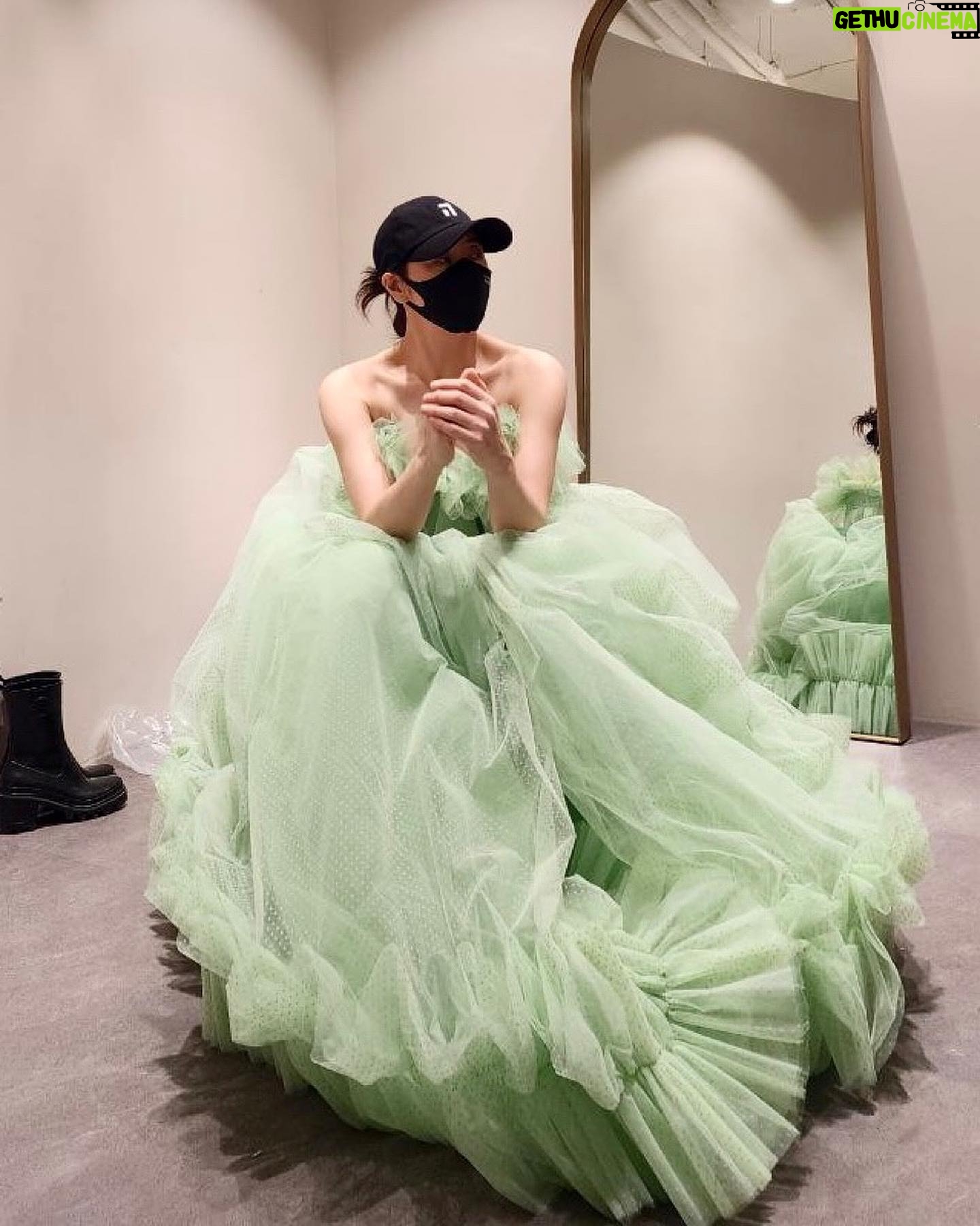 Kim Hye-soo - 271.2K Likes - 청룡영화상 마지막 드레스 피팅
@stylist_boo
@hyez_23