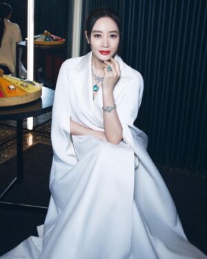 Kim Hye-soo Instagram - @dolcegabbana @ojaerocks @stylist_boo @hyez_23 @m_up_sseong @taeyang_artistaeyang @vouge_official