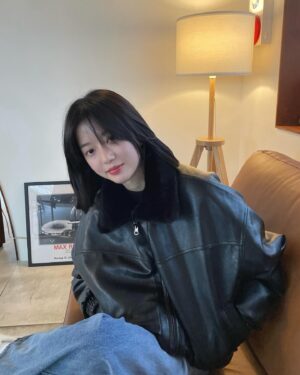 Kim Hyun-soo Instagram - 내 단발 아직두 어색💁‍♀️