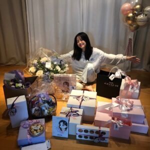 Kim Hyun-soo Instagram - 10주년 축하해 주셔서 진심으로 감사합니다!💖
덕분에 잊지 못할 행복한 하루가 되었어요!
축하해 주시고 응원해 주신 것에 어떻게 보답 드려야 할지 모르겠지만 앞으로 배우 김현수로서 더 좋은 모습 보여드릴 수 있도록 열심히 할게요😊
사랑해요💜