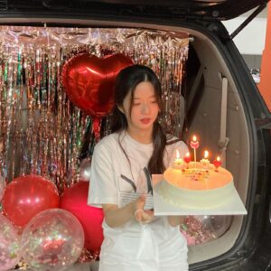 Kim Hyun-soo Instagram - 펜트하우스 촬영 끝! 
그동안 감사했어요🤍
로나팀 최고❤️✨