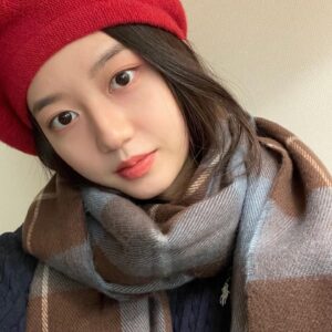 Kim Hyun-soo Instagram - 팬분들 덕분에 더더 행복한 크리스마스보낼 수 있을 것 같아요!:D 감사합니다🤍모두 따듯한 크리스마스 보내시길 바라요🤍🤍🤍merry christmas⛄️❄️🎄🎁