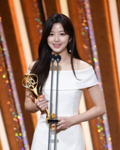 Kim Hyun-soo Instagram - #펜트하우스 #sbs연기대상 2021 모두 복 많이 받으시고 건강하고 행복한 한 해 되세요🥰