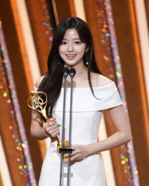 Kim Hyun-soo Instagram - #펜트하우스 #sbs연기대상 
2021 모두 복 많이 받으시고 건강하고 행복한 한 해 되세요🥰