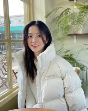Kim Hyun-soo Instagram - 디스커버리와 함께 따듯한 겨울❄️✨
#디스커버리 #디스커버리크롭패딩 #디스커버리여성패딩 #디스커버리올리브숏패딩 #광고