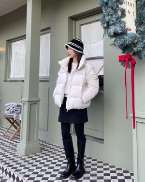 Kim Hyun-soo Instagram - 디스커버리와 함께 따듯한 겨울❄️✨
#디스커버리 #디스커버리크롭패딩 #디스커버리여성패딩 #디스커버리올리브숏패딩 #광고