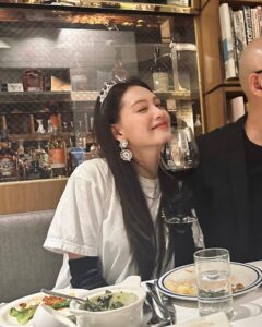 Kim Jae-kyung Instagram - 얼큰했던 나무의 20주년 파티날🌳👑🍷