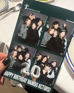 Kim Jae-kyung Instagram - 얼큰했던 나무의 20주년 파티날🌳👑🍷