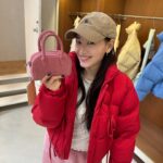 Kim Jae-kyung Instagram - 핑크 사랑은 2024년에도 계속되는 중🩷🌸🐷👛💅🏼 그리고 써프라이즈 생파🎂