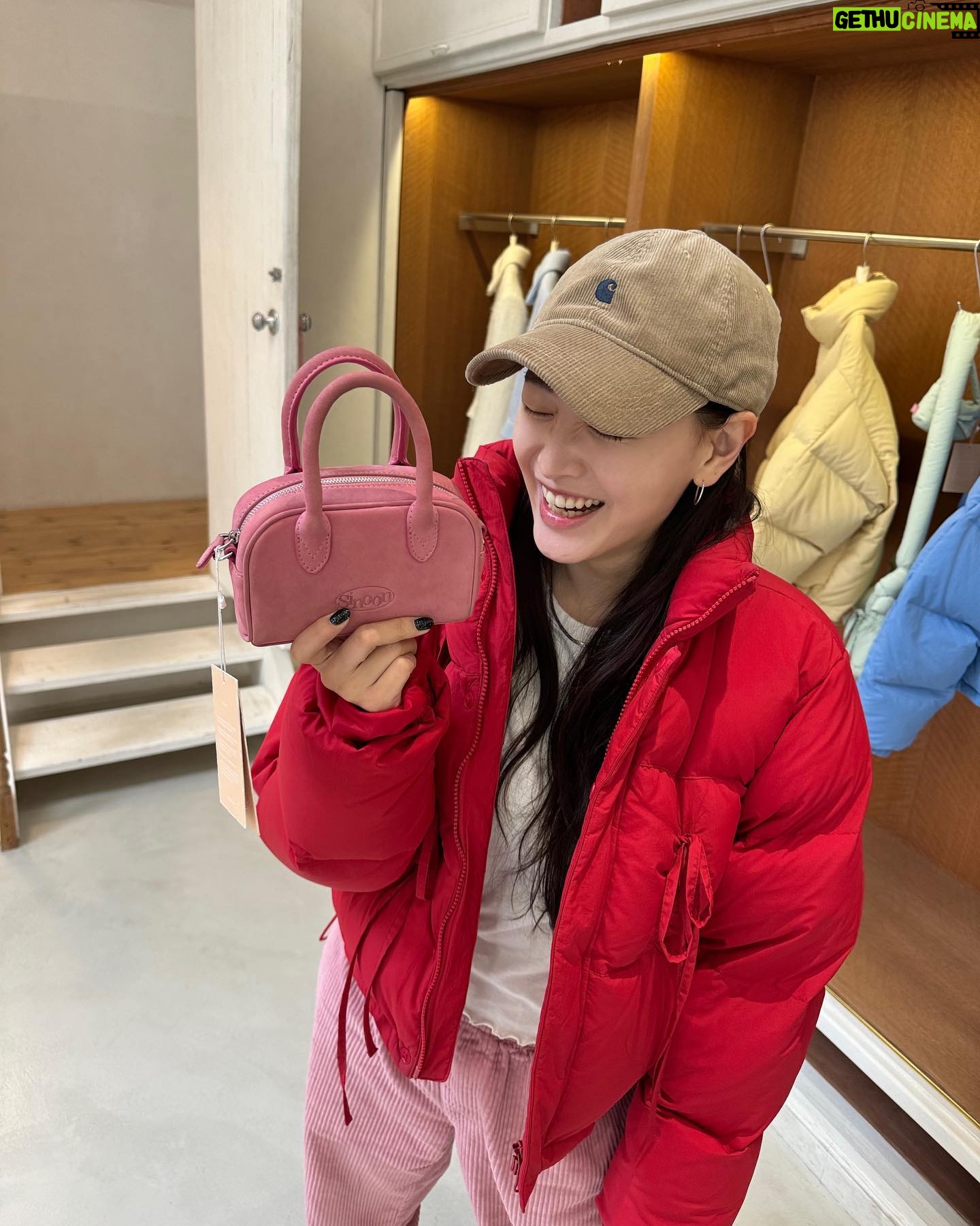 Kim Jae-kyung Instagram - 핑크 사랑은 2024년에도 계속되는 중🩷🌸🐷👛💅🏼 그리고 써프라이즈 생파🎂