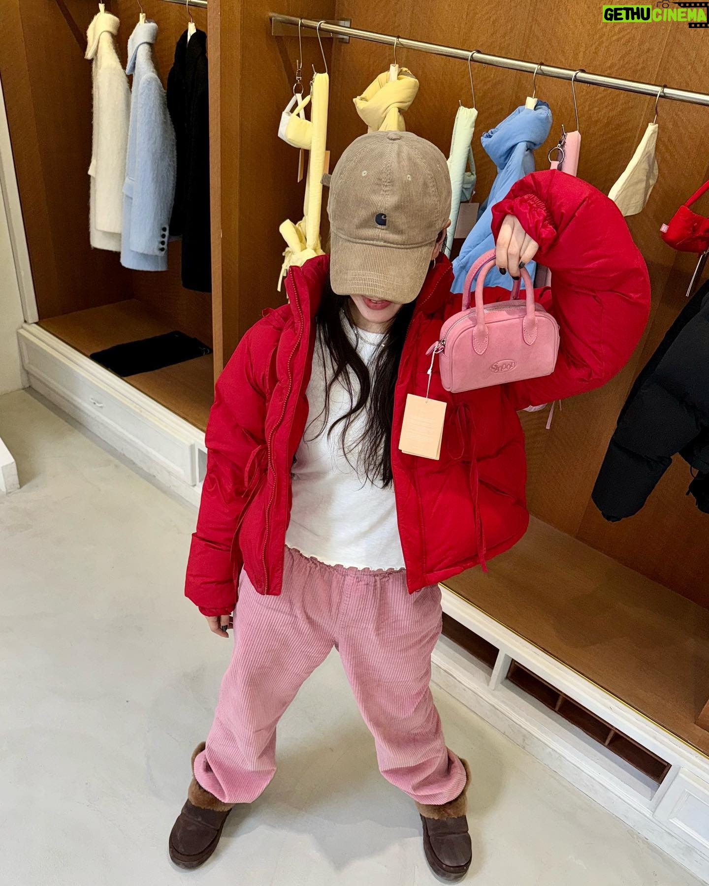 Kim Jae-kyung Instagram - 핑크 사랑은 2024년에도 계속되는 중🩷🌸🐷👛💅🏼 그리고 써프라이즈 생파🎂