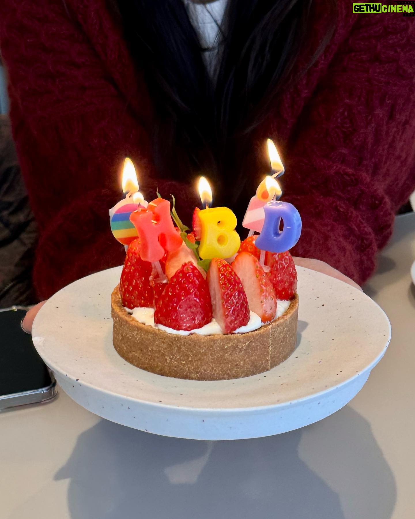 Kim Jae-kyung Instagram - 핑크 사랑은 2024년에도 계속되는 중🩷🌸🐷👛💅🏼 그리고 써프라이즈 생파🎂