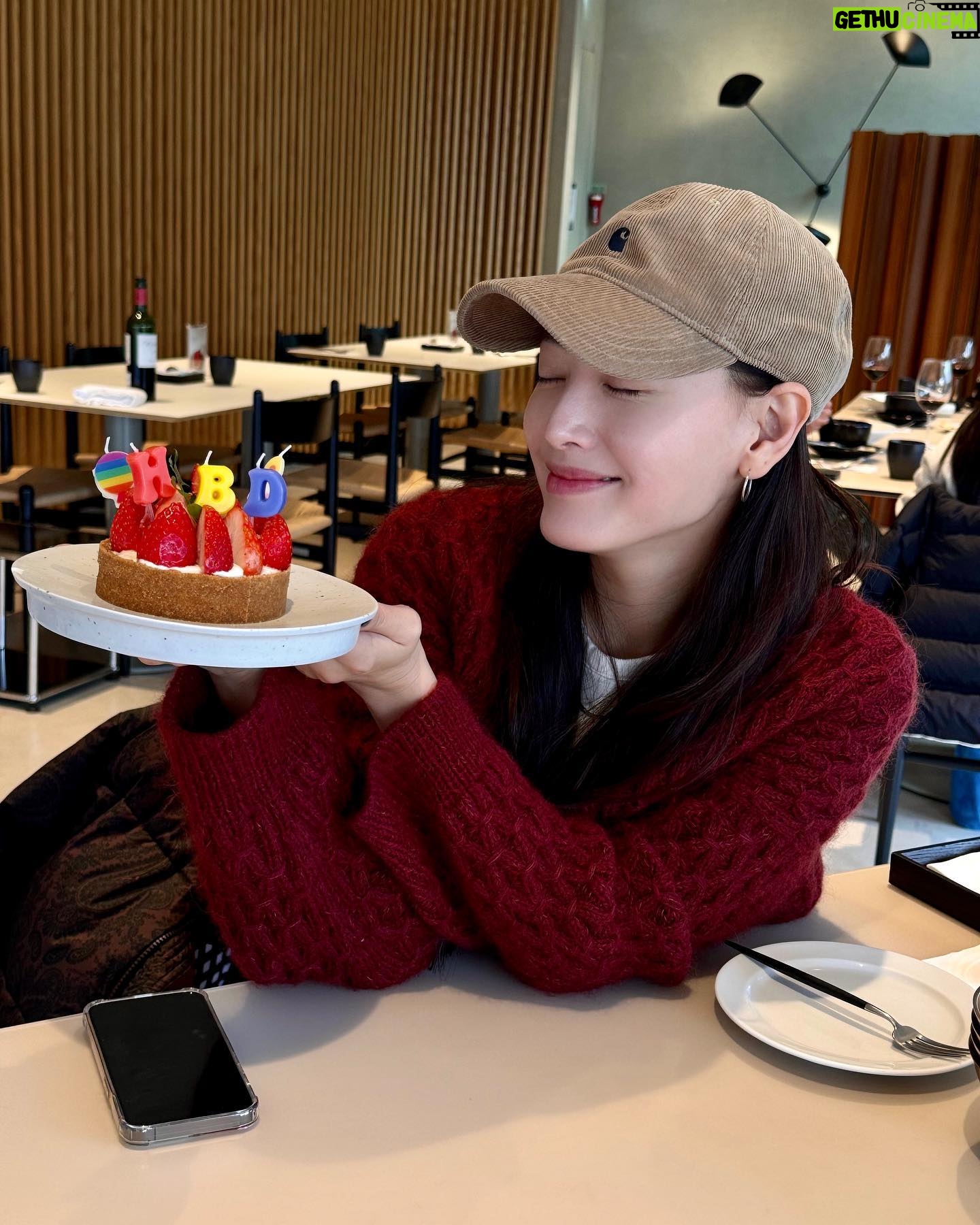 Kim Jae-kyung Instagram - 핑크 사랑은 2024년에도 계속되는 중🩷🌸🐷👛💅🏼 그리고 써프라이즈 생파🎂