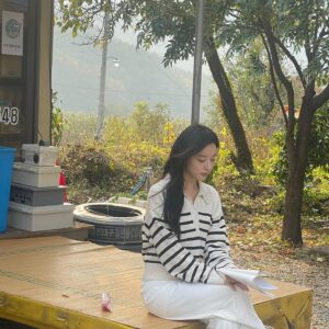 Kim Ji-won Instagram - 눈물의 여왕과 함께 해주신 모든 분들께 감사드립니다.❤️
모두모두 건강하시고 행복하세요🍀
💧👑👋