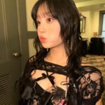 Kim Ji-woo Instagram - 🖤🖤🖤