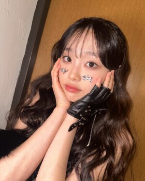 Kim Ji-woo Instagram - 두통NO 꽃받침포즈🌷