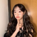 Kim Ji-woo Instagram - 두통NO 꽃받침포즈🌷