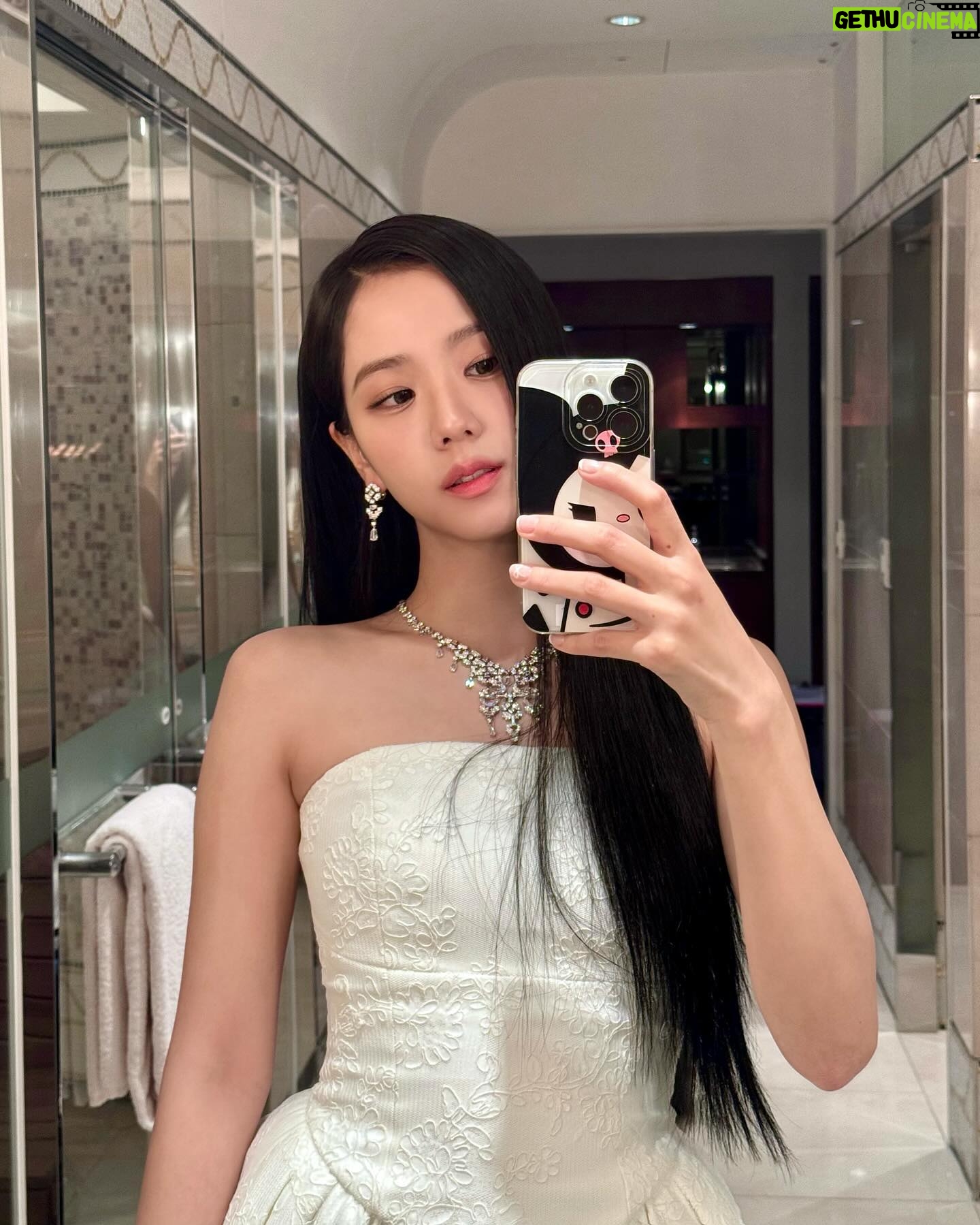Kim Jisoo Instagram - ♥️ @cartier #CartierHighJewelry #LeVoyageRecommencé