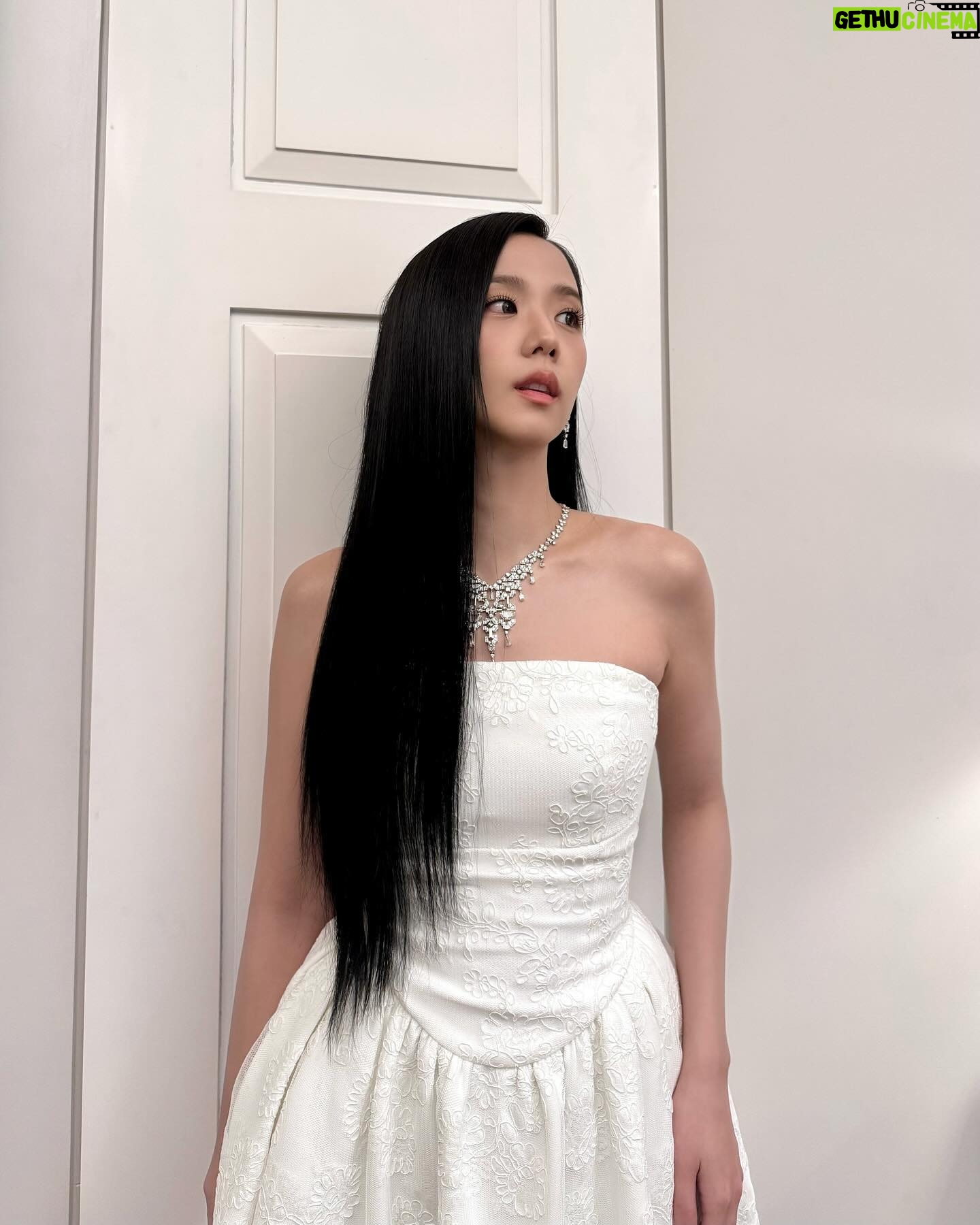 Kim Jisoo Instagram - ♥️ @cartier #CartierHighJewelry #LeVoyageRecommencé