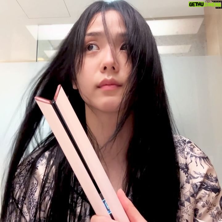 Kim Jisoo Instagram - 나도 이제 생머리 🧏🏻♀️ #DysonSupersonicNural #Dysonairstrait @dyson @dysonbeauty