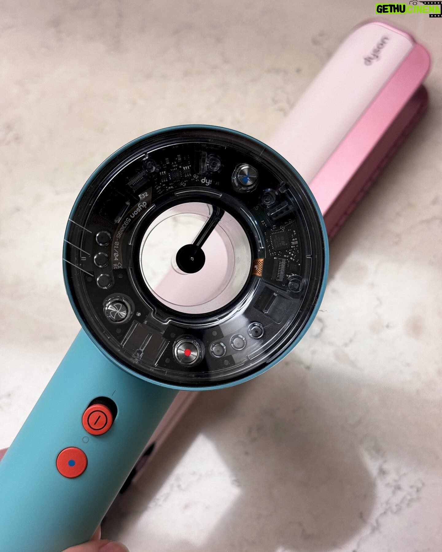 Kim Jisoo Instagram - 나도 이제 생머리 🧏🏻♀️ #DysonSupersonicNural #Dysonairstrait @dyson @dysonbeauty